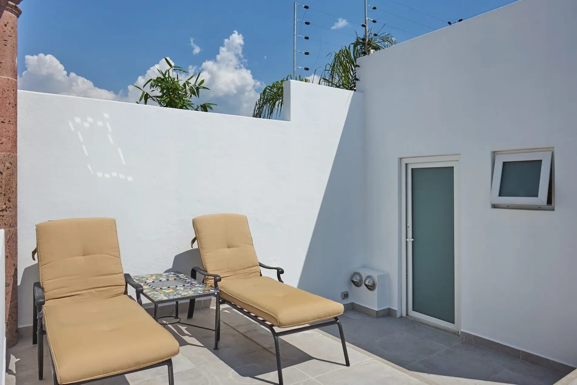 Exterior photo 5