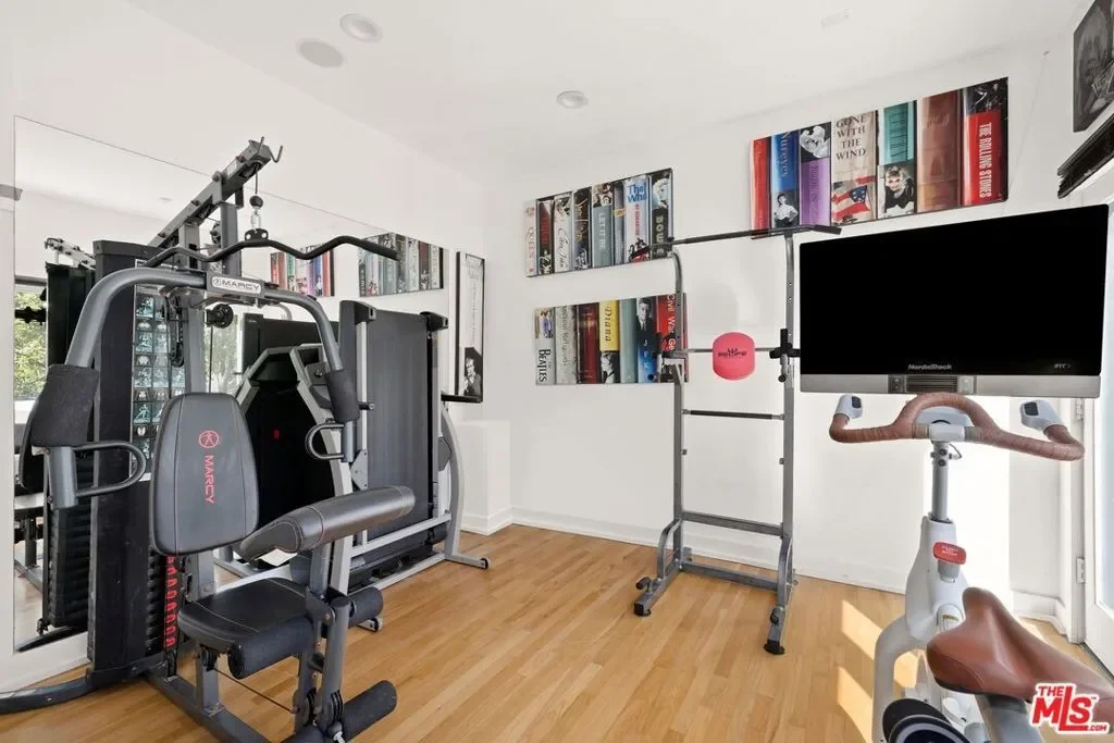 9314 Lloydcrest Drive, Beverly Hills, California, United States. - Photo 24