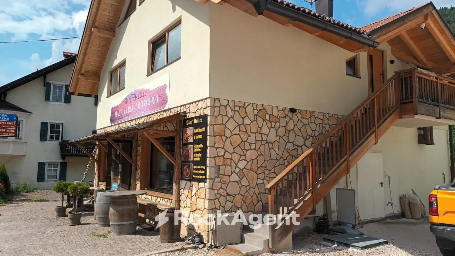Exterior photo 1