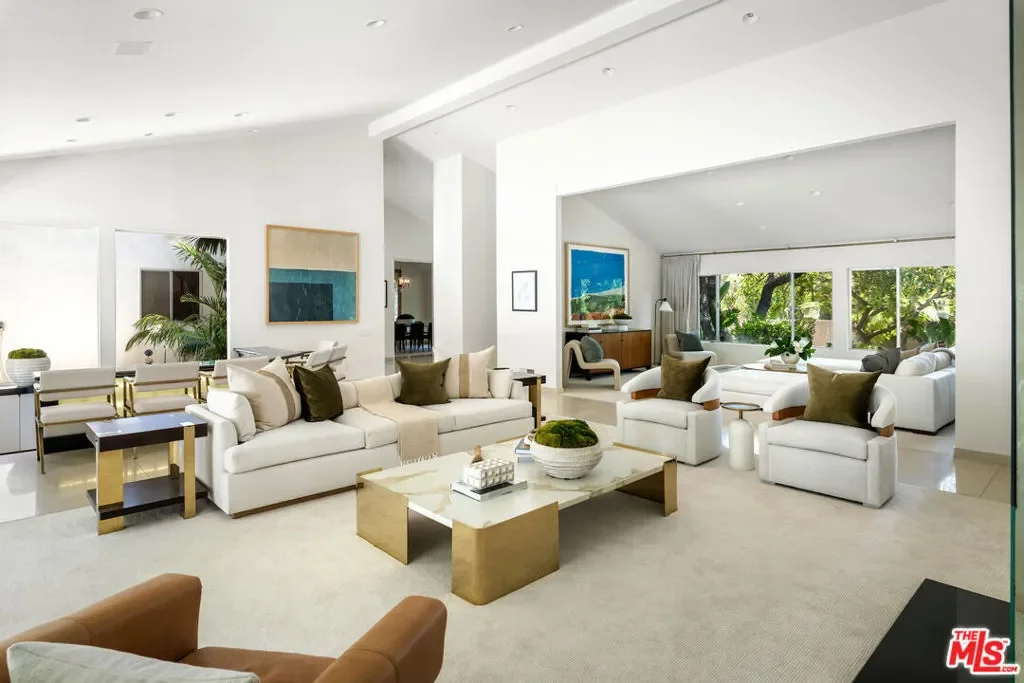 811 N Hillcrest Road, Beverly Hills, California, United States. - Photo 21