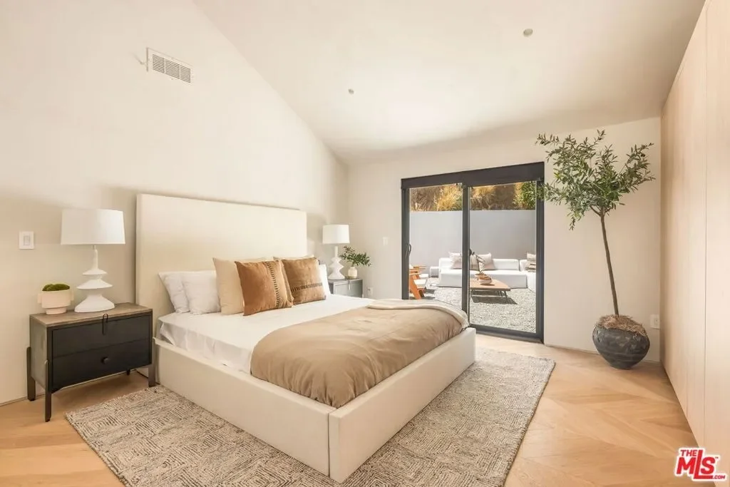 8353 Sunset View Drive, Los Angeles, California, United States. - Photo 26