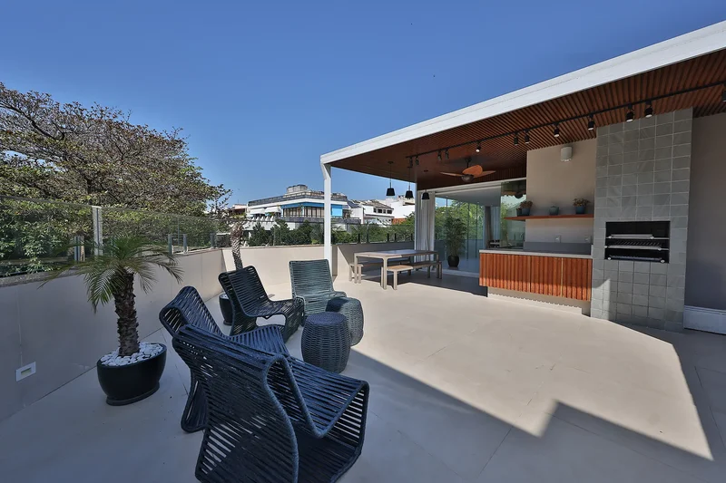 Single Level Penthouse With Integrated Terrace And Private Pool