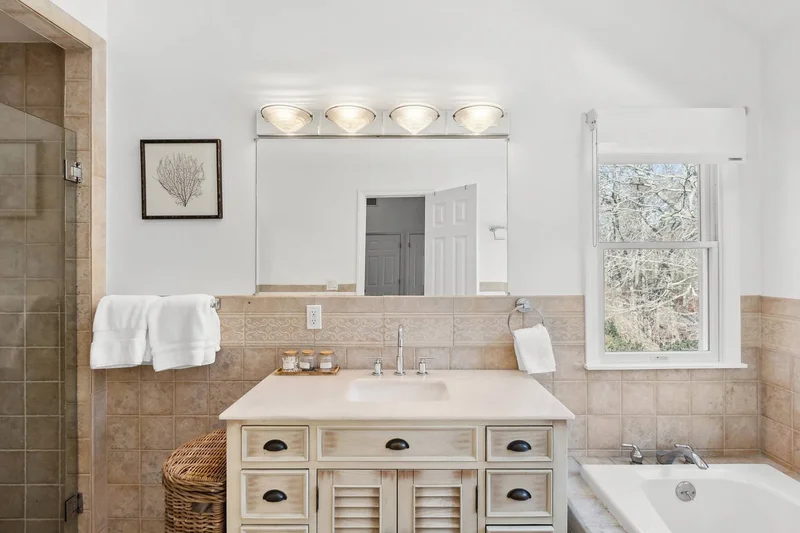 Wooded Oak Lane, East Hampton, New York, United States. - Photo 16