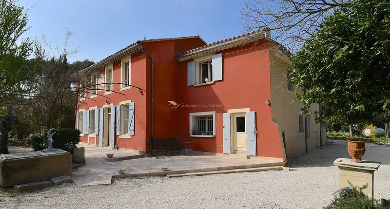 Un mas de ville à la campagne avec appartement indépendant et dépendances