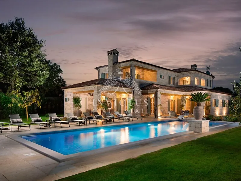 LUXURY VILLA WITH POOL AND SPORTS COURTS