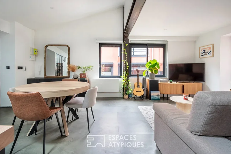 Contemporary duplex overlooking the courtyard