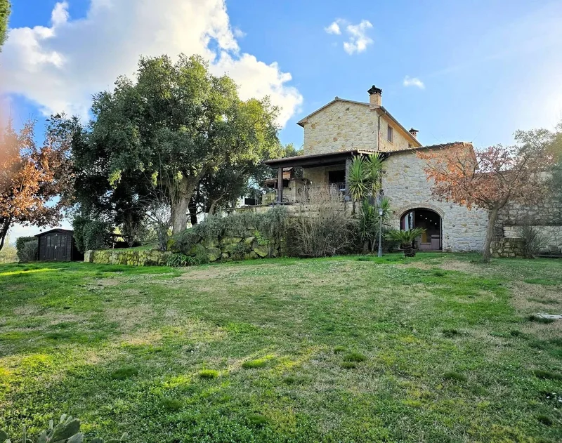 Casale con ampio giardino e vista panoramica in vendita a Roccastrada