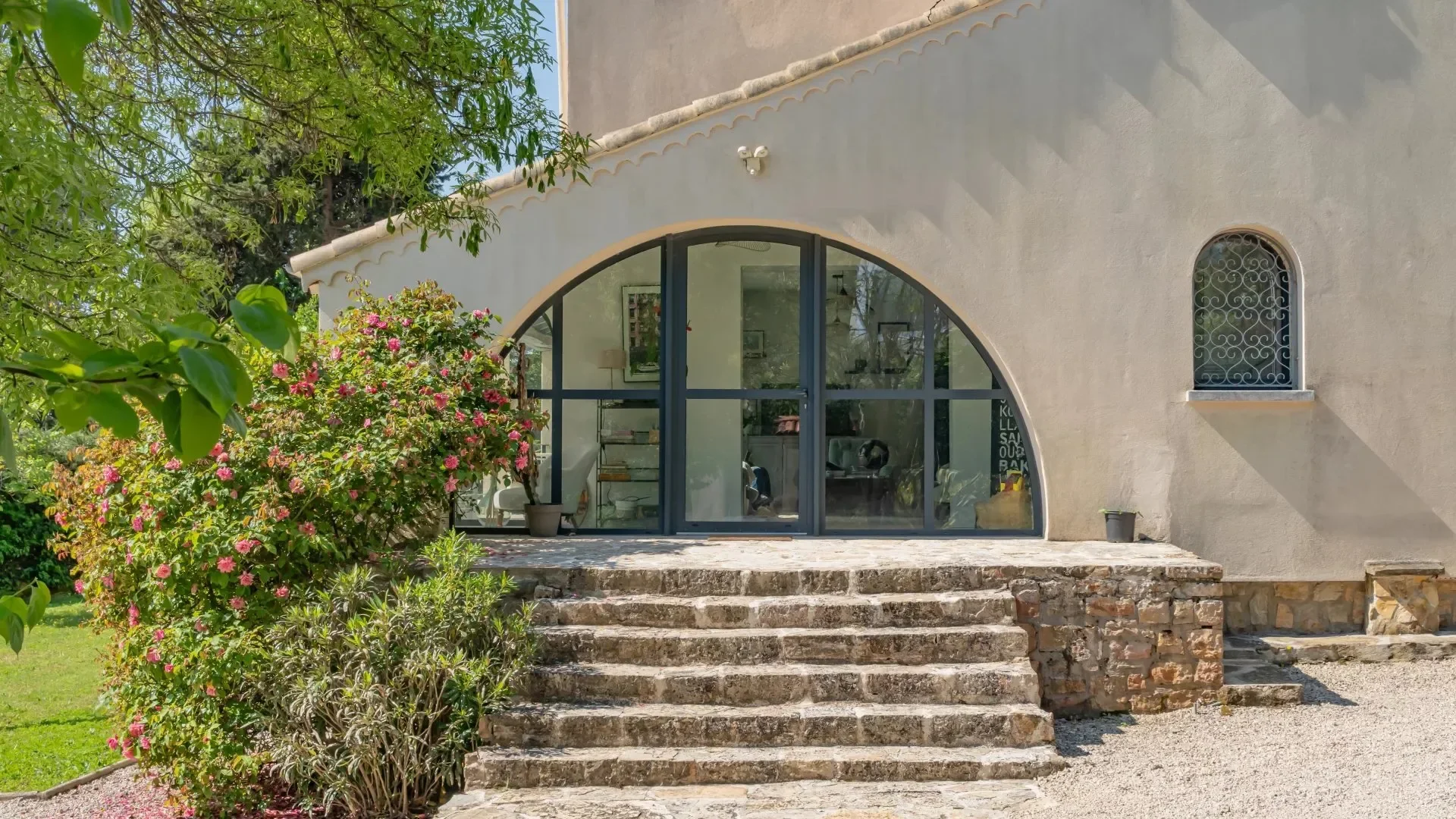 Exterior photo 5