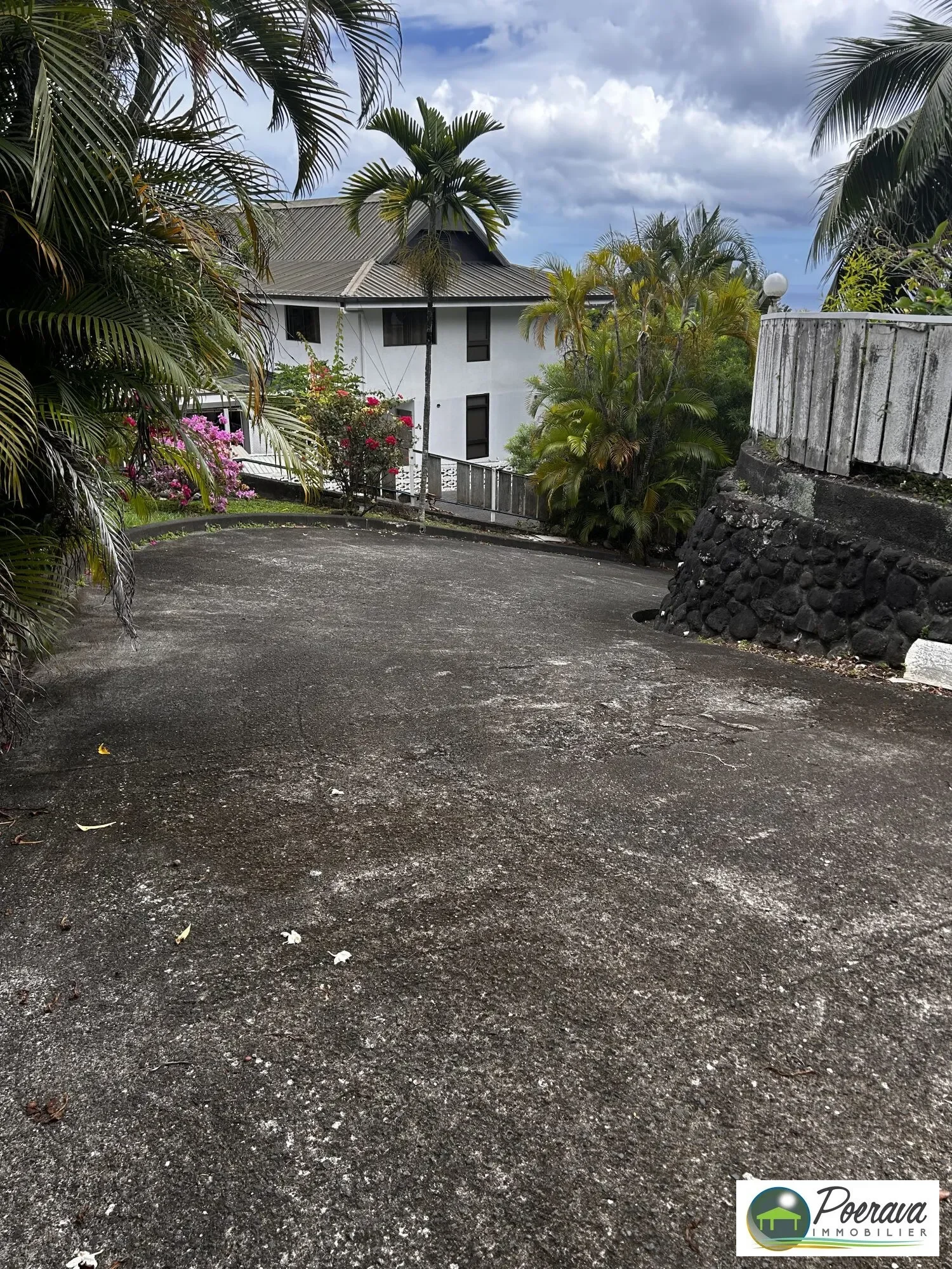 Exterior photo 6