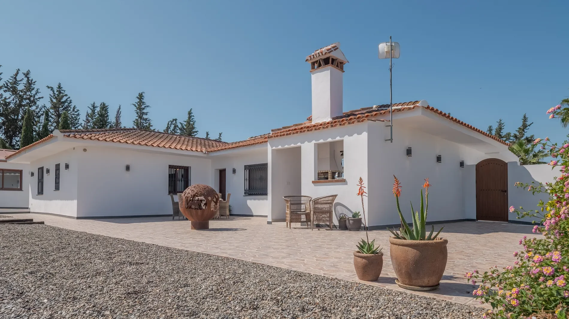 Exterior photo 3