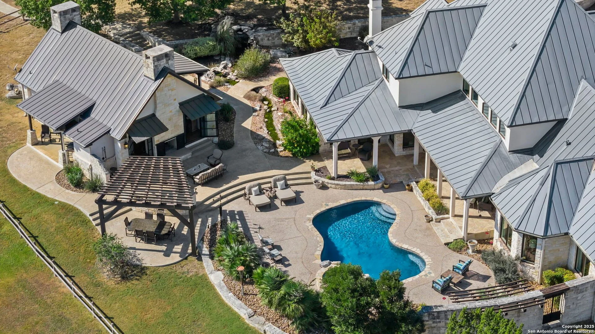 Exterior photo 5