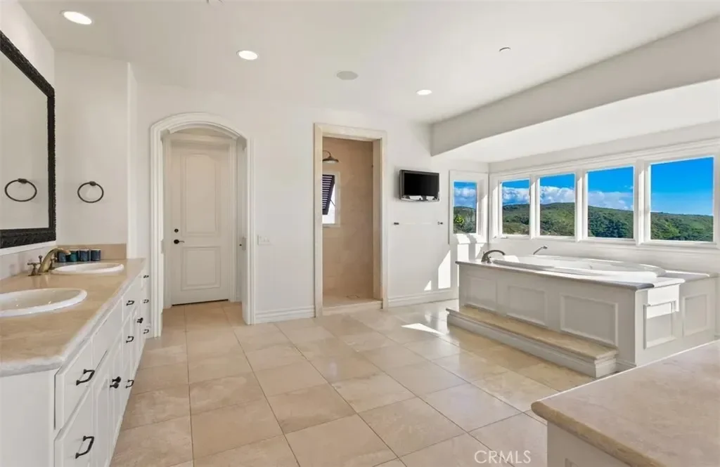 6 Windemere Court, Newport Beach, California, United States. - Photo 30