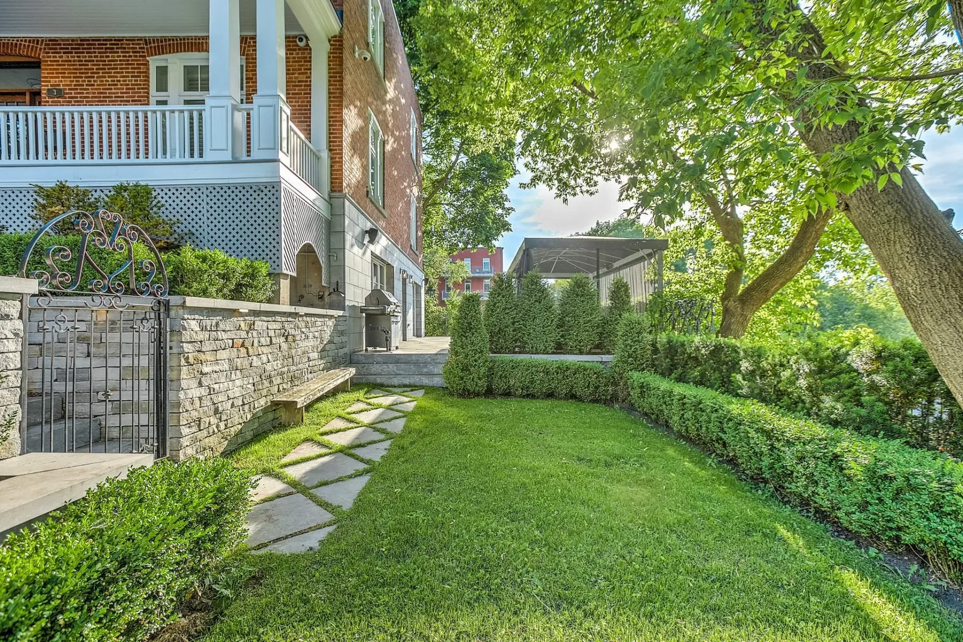 Exterior photo 8