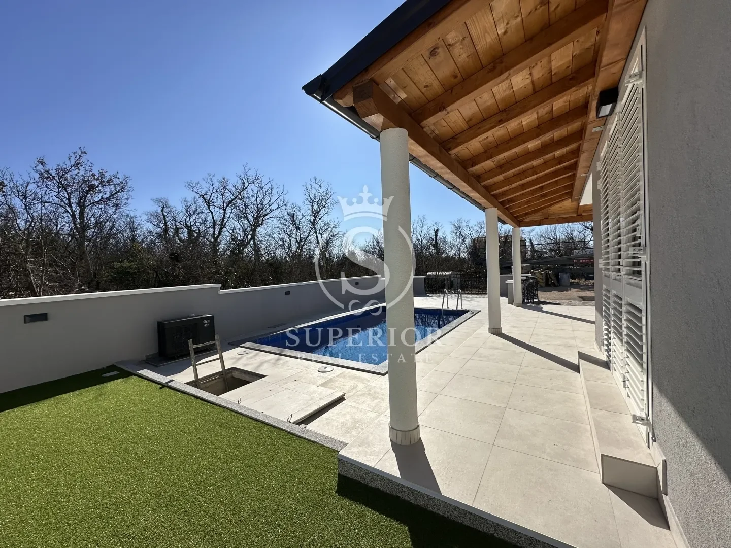 Exterior photo 3