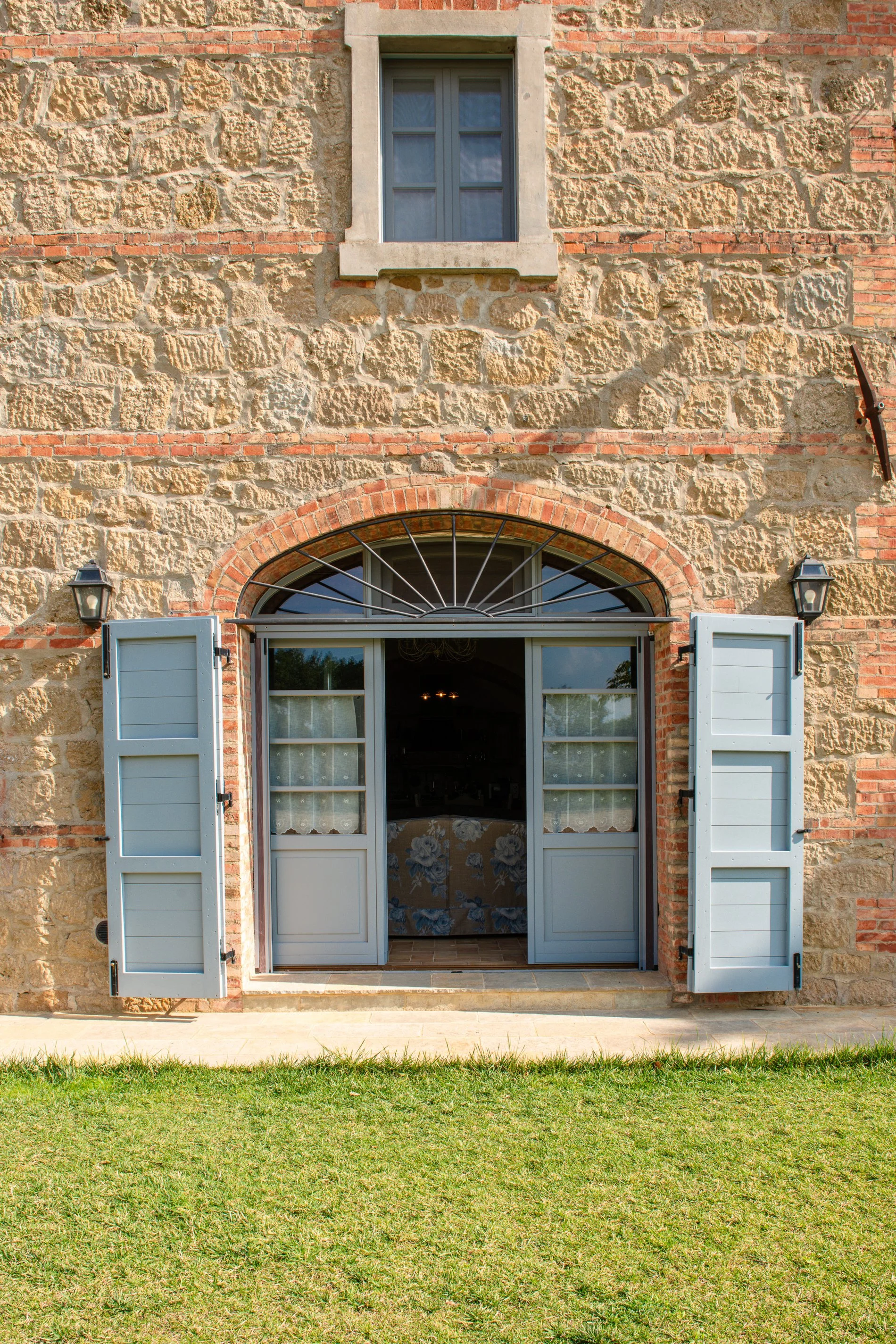 Exterior photo 6