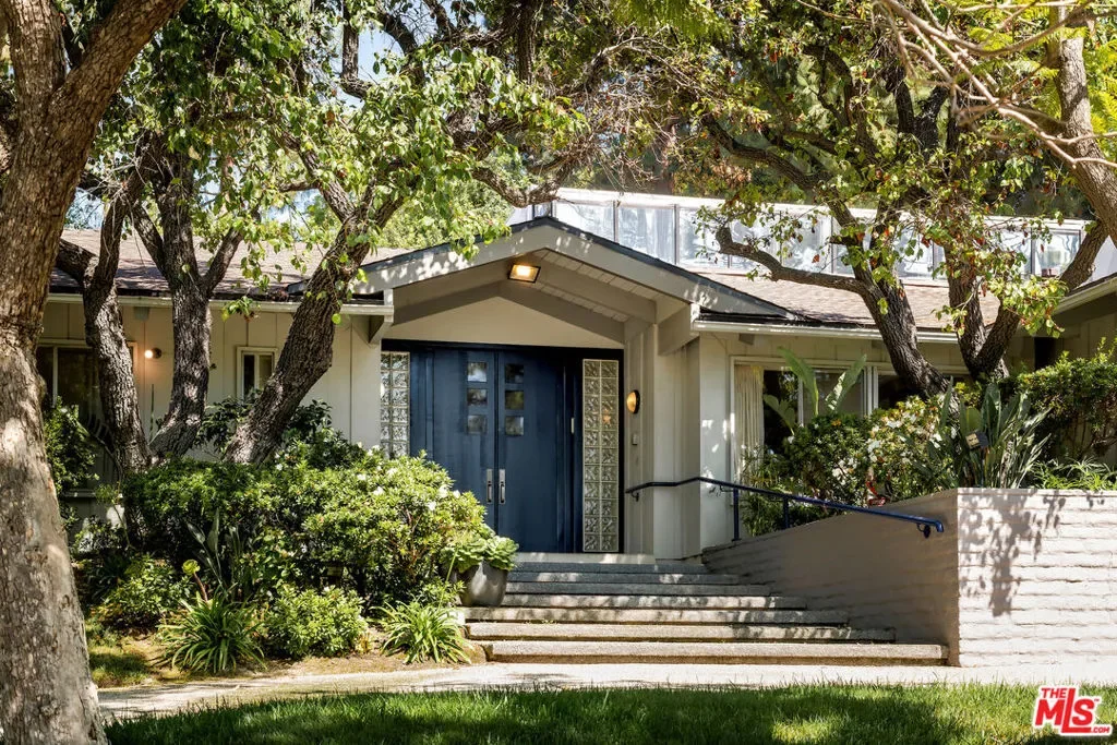 811 N Hillcrest Road, Beverly Hills, California, United States. - Photo 12