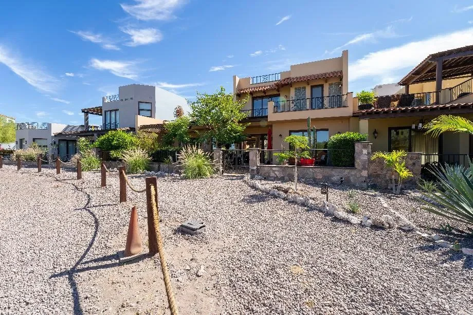 Exterior photo 3