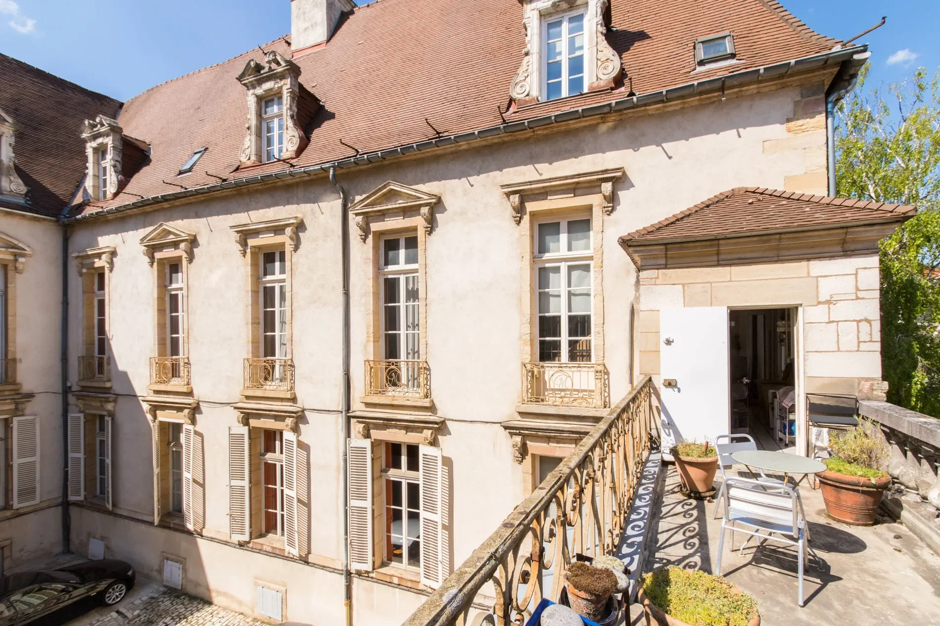 Exterior photo 1