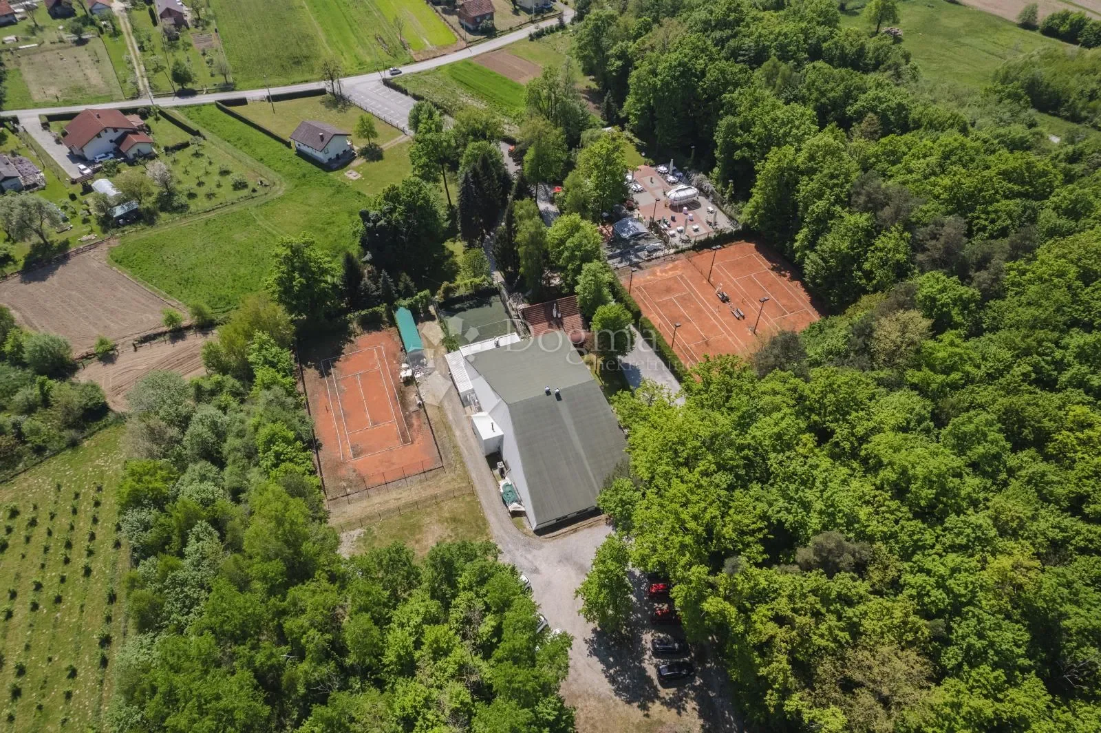 Exterior photo 6