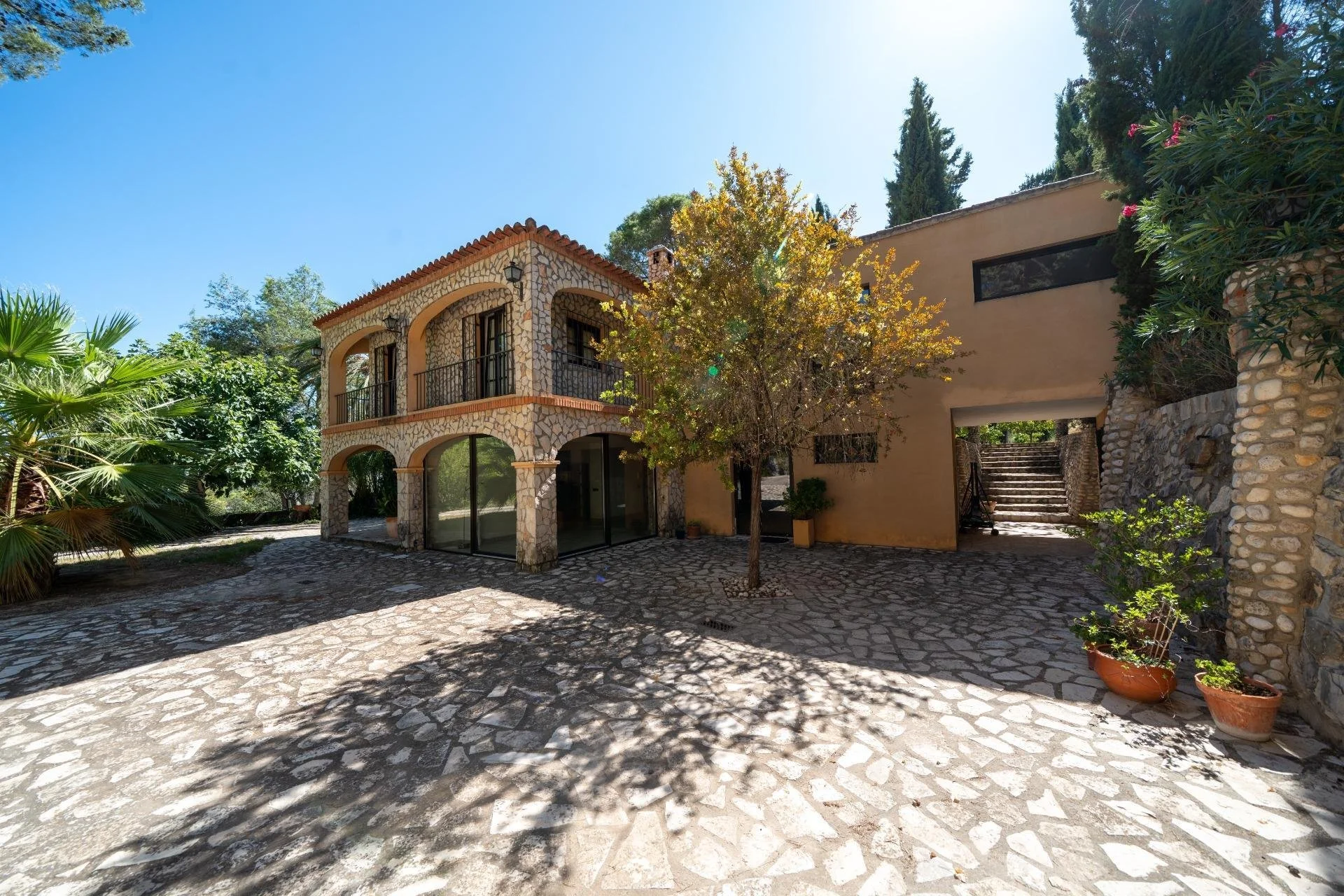 Exterior photo 2