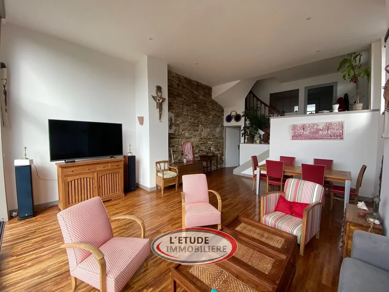 Atypical house, the charm of the old and the appeal of the c