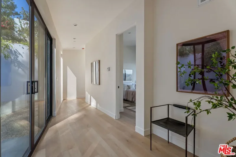 4691 Glenalbyn Drive, Los Angeles, California, United States. - Photo 30
