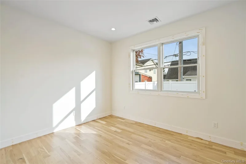 81 Bayview Avenue, Massapequa, New York, United States. - Photo 22