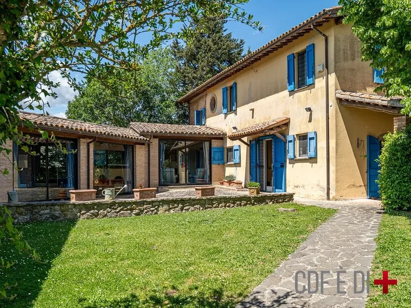 Ancient farmhouse with outbuilding and swimming pool in the Umbrian hills in Montecastrilli (Terni)