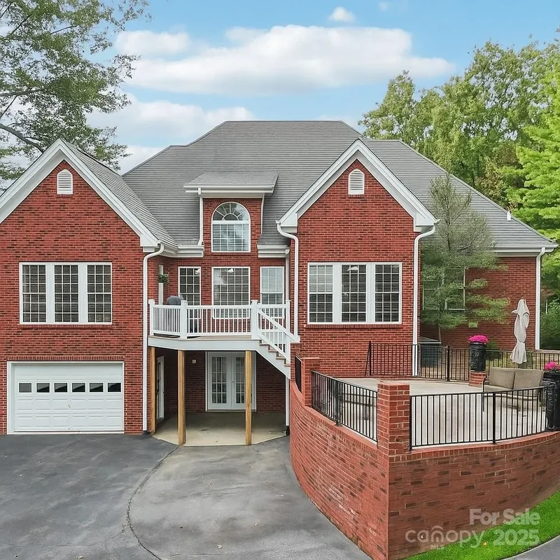 310 Sweetbriar Drive, Hendersonville, NC 28739, Laurel Park, North Carolina, United States. - Photo 43