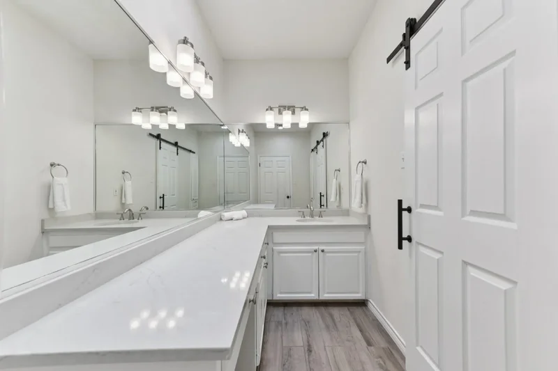 319 Hazeltine DR, The Hills, Texas, United States. - Photo 15
