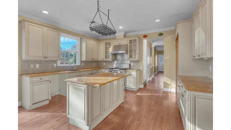 135 Elmwood Drive, Huntington Station, New York, United States. - Photo 16