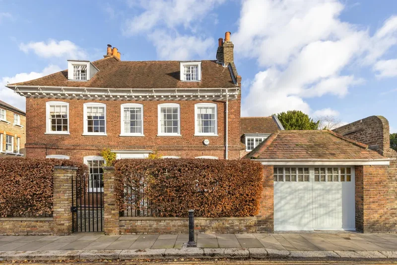 6 bedroom Detached House for sale in Brentford