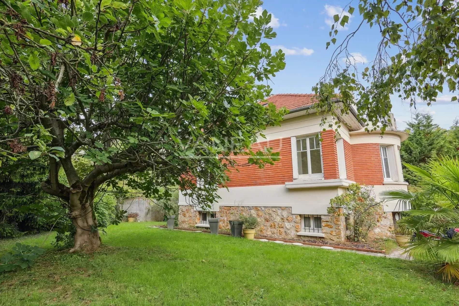 Exterior photo 5