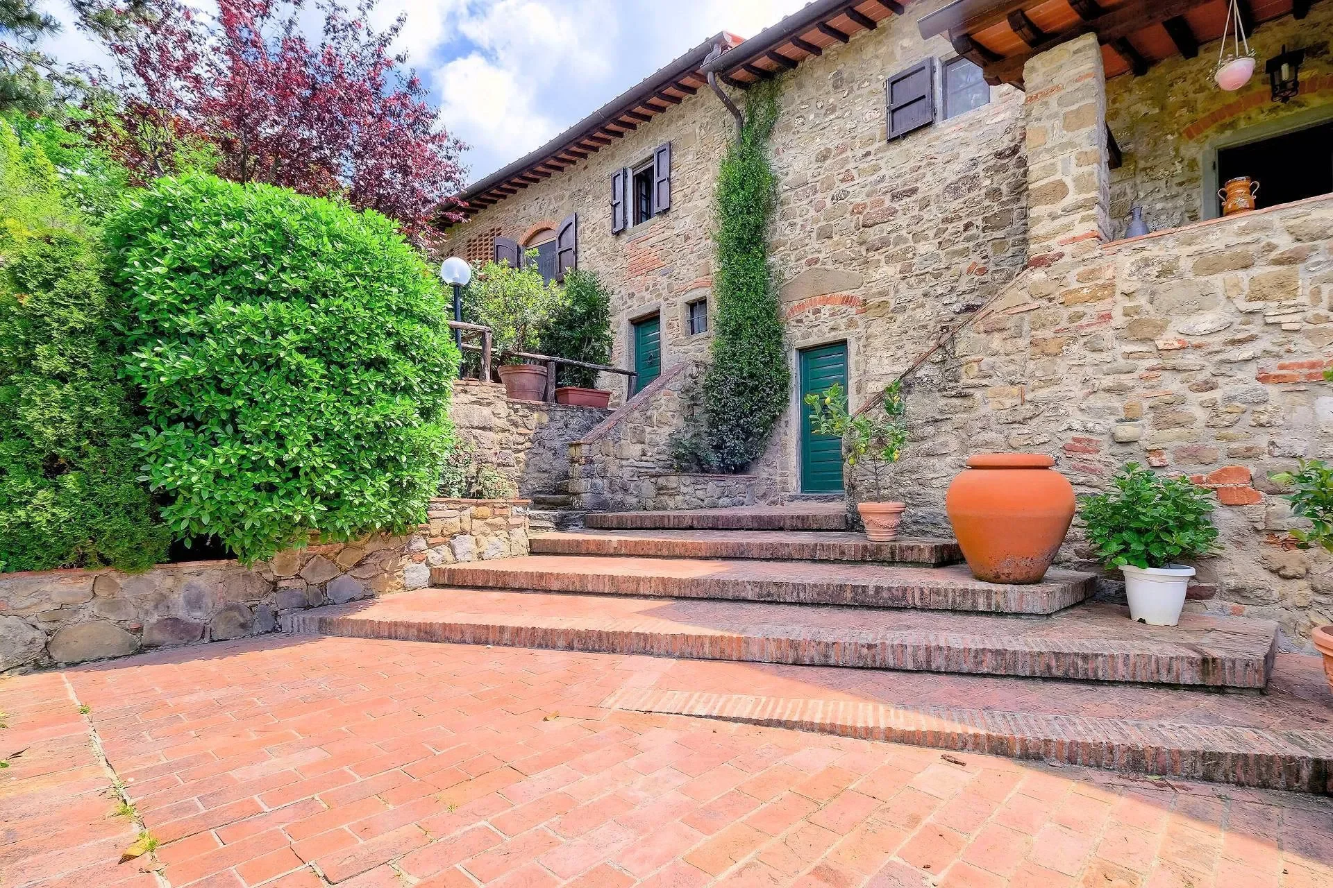 Exterior photo 8