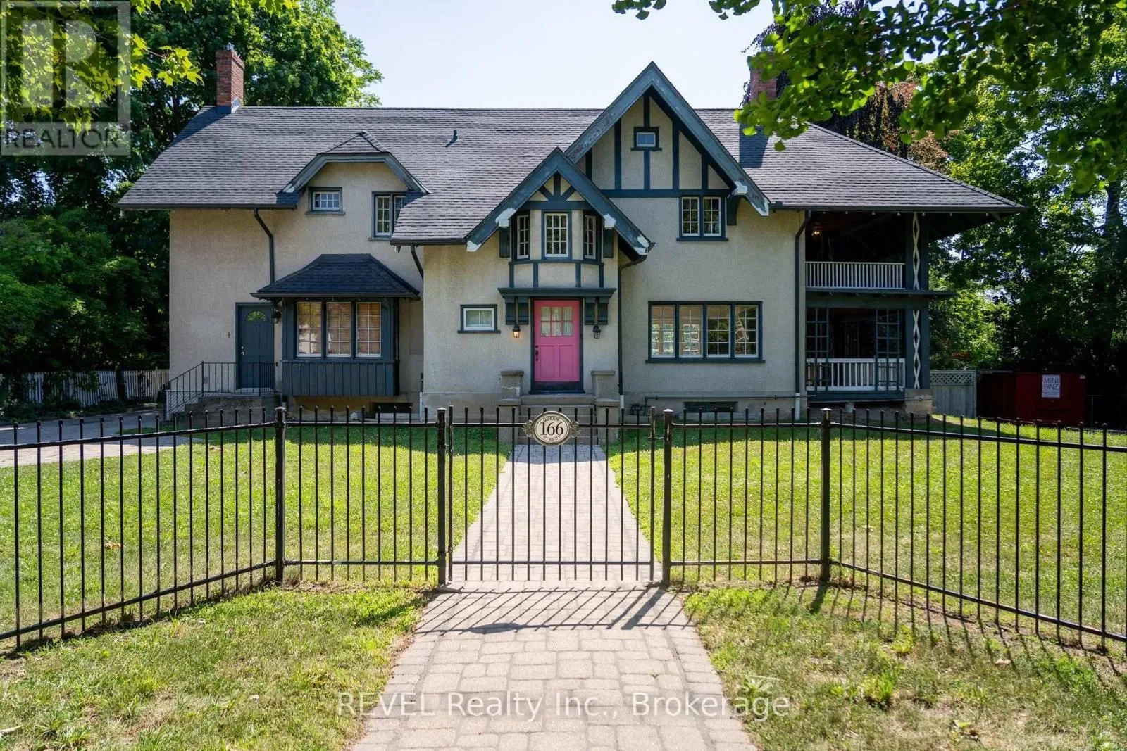Exterior photo 4