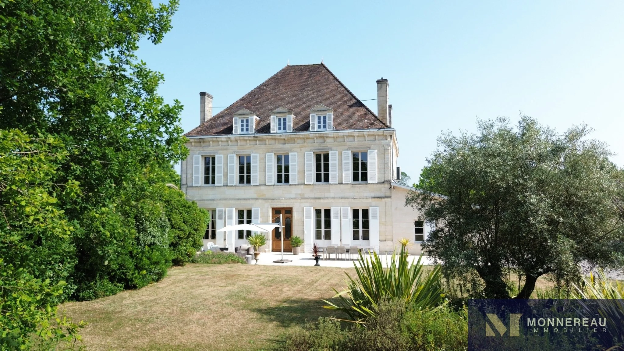 Exterior photo 6