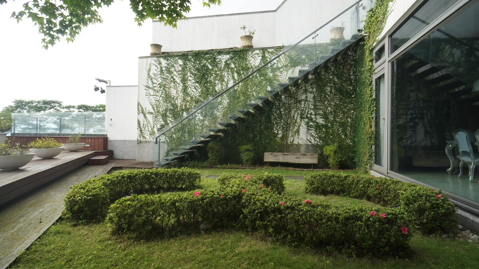 Exterior photo 6