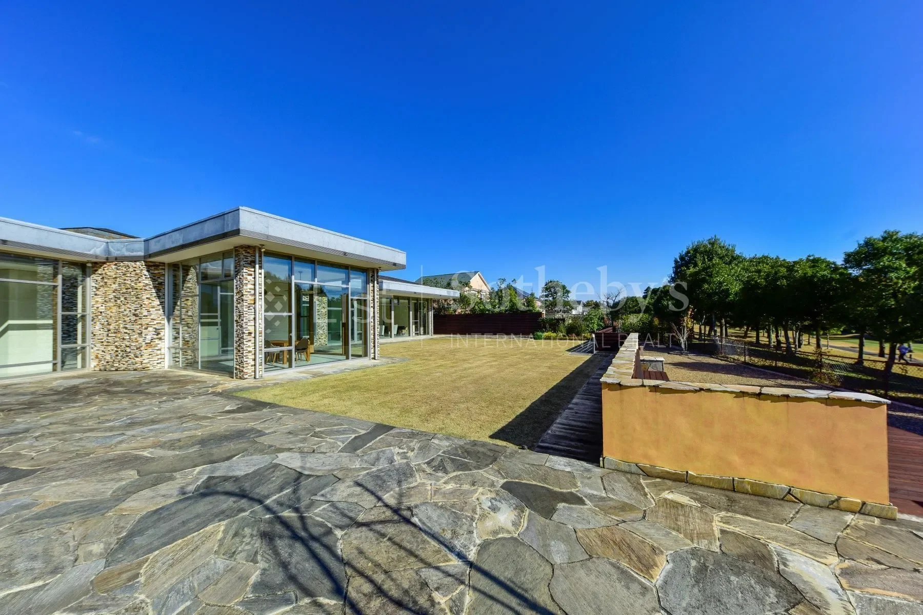Exterior photo 4