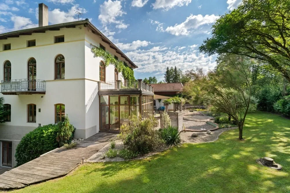 Exterior photo 10
