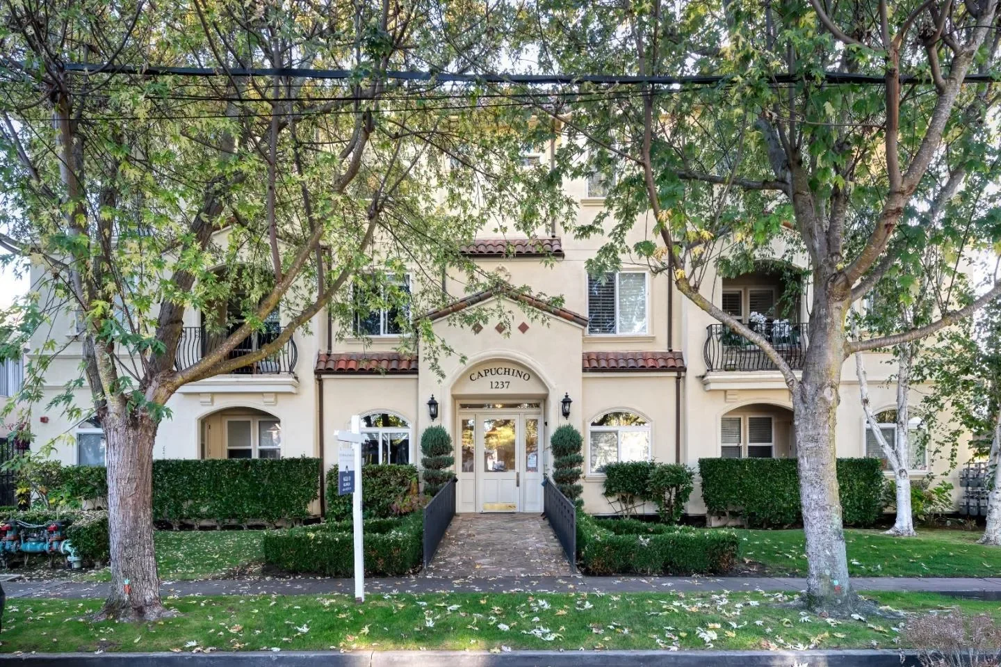1237 Capuchino Avenue, Burlingame, California, United States. - Photo 23