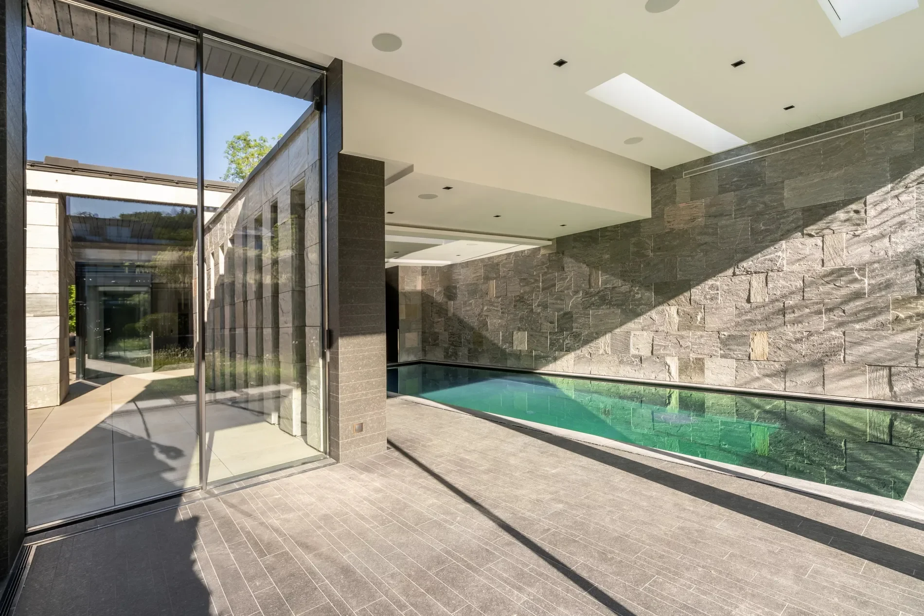 Exterior photo 6