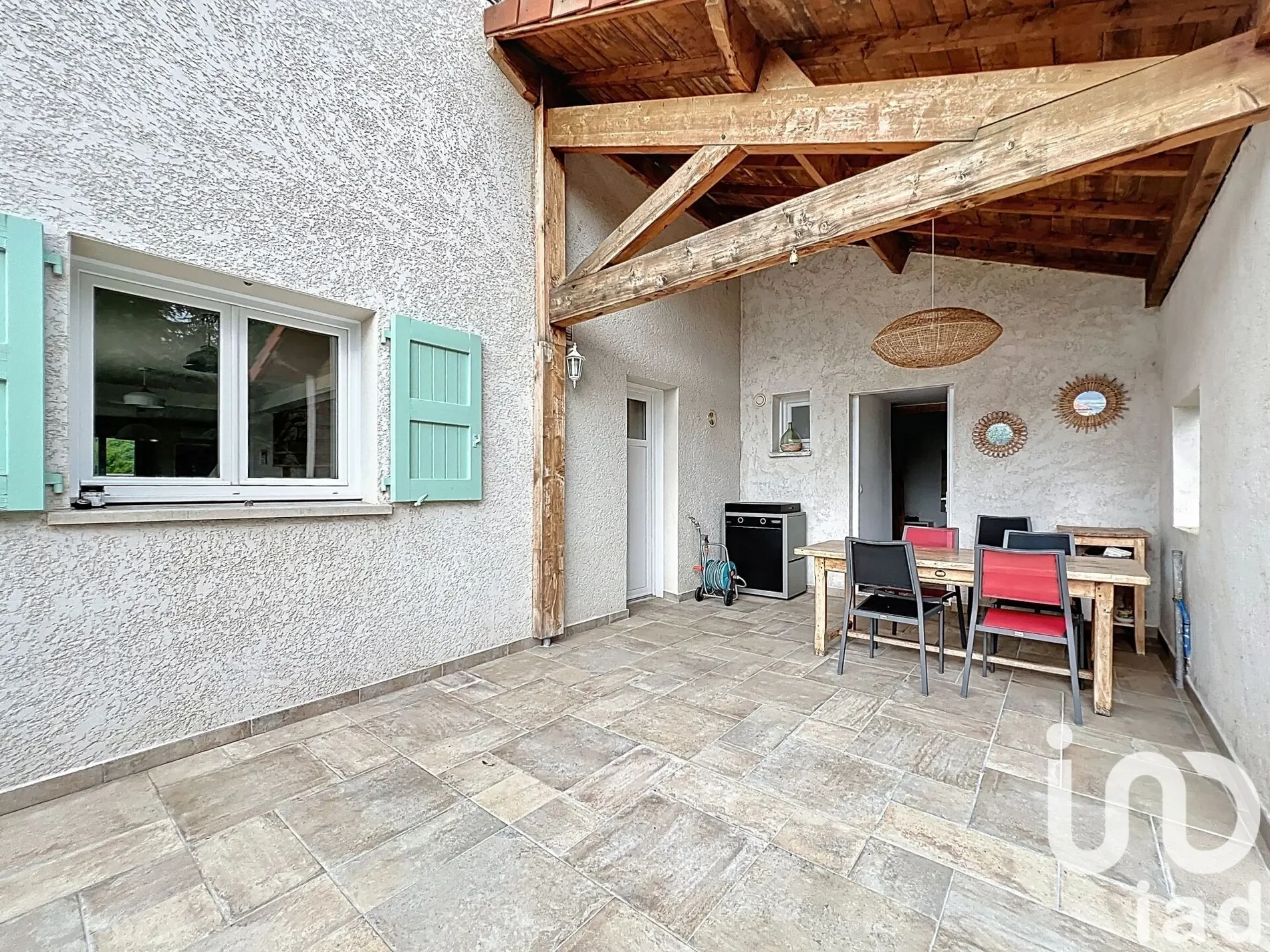 Exterior photo 6