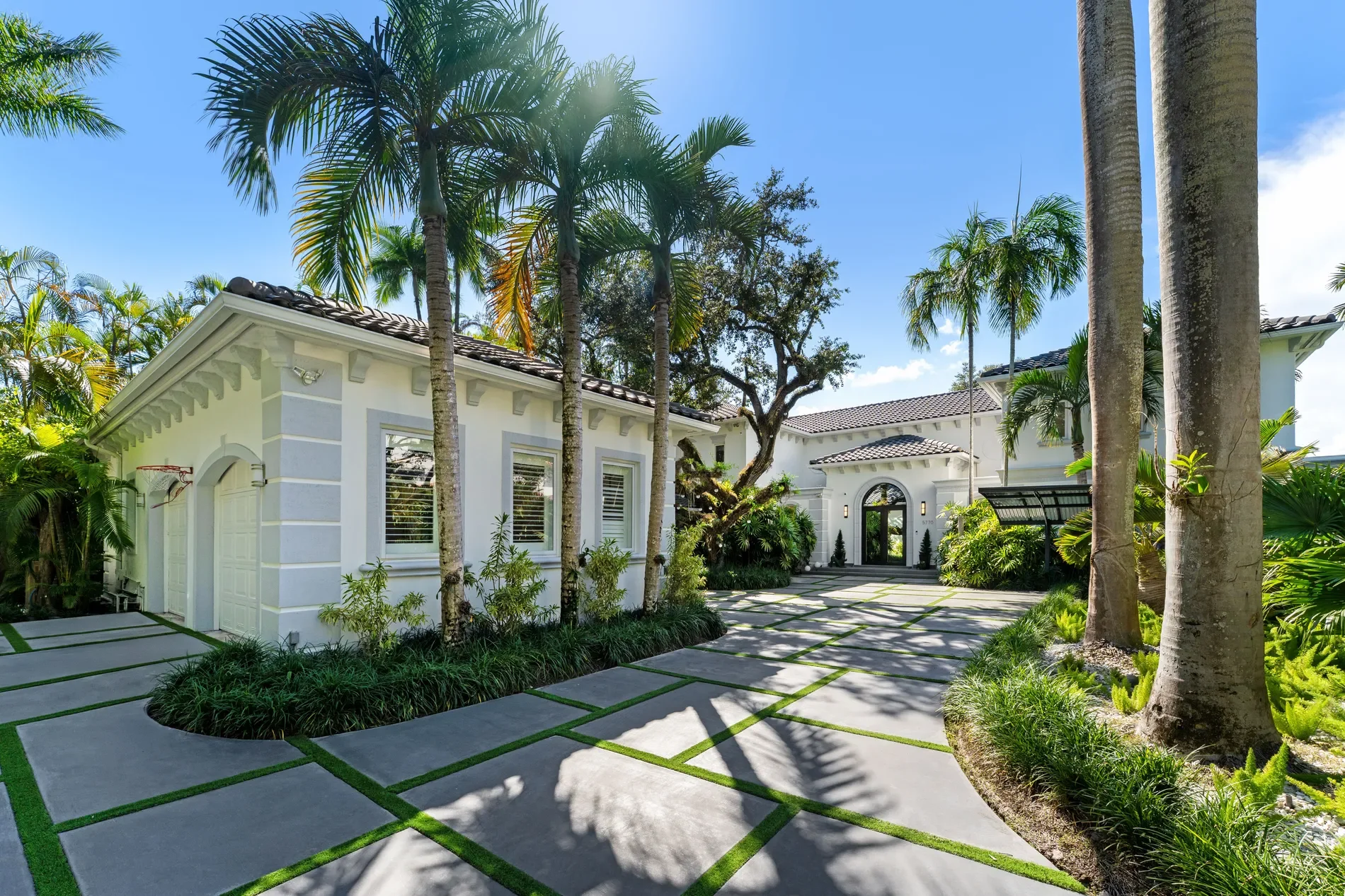 Exterior photo 2