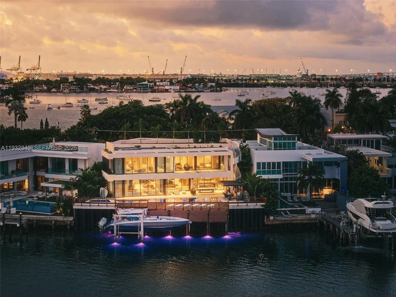 1413 N Venetian Way, Miami Beach, Florida, United States. - Photo 11