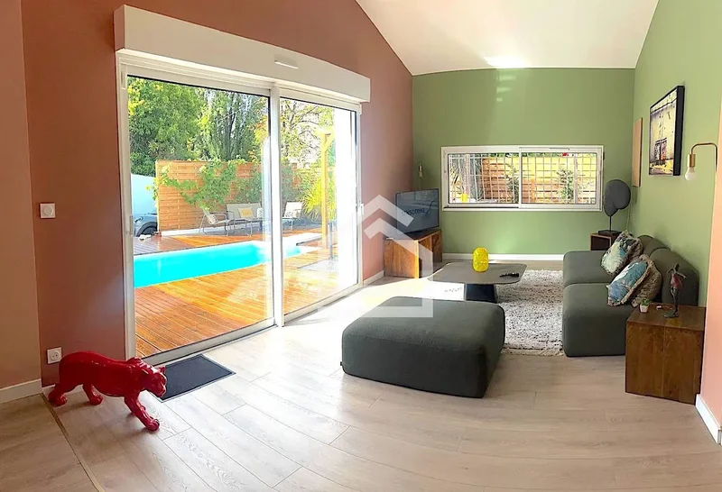 BORDEAUX CAUDÉRAN, Renovated Single-Storey House of 141m2 with Pool.