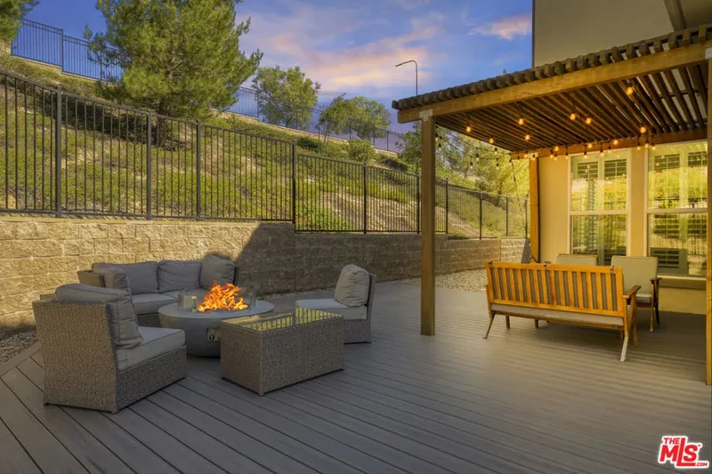 Single Family Residence in Porter Ranch