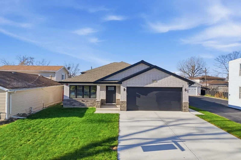 Single Family Residence in Bridgeview