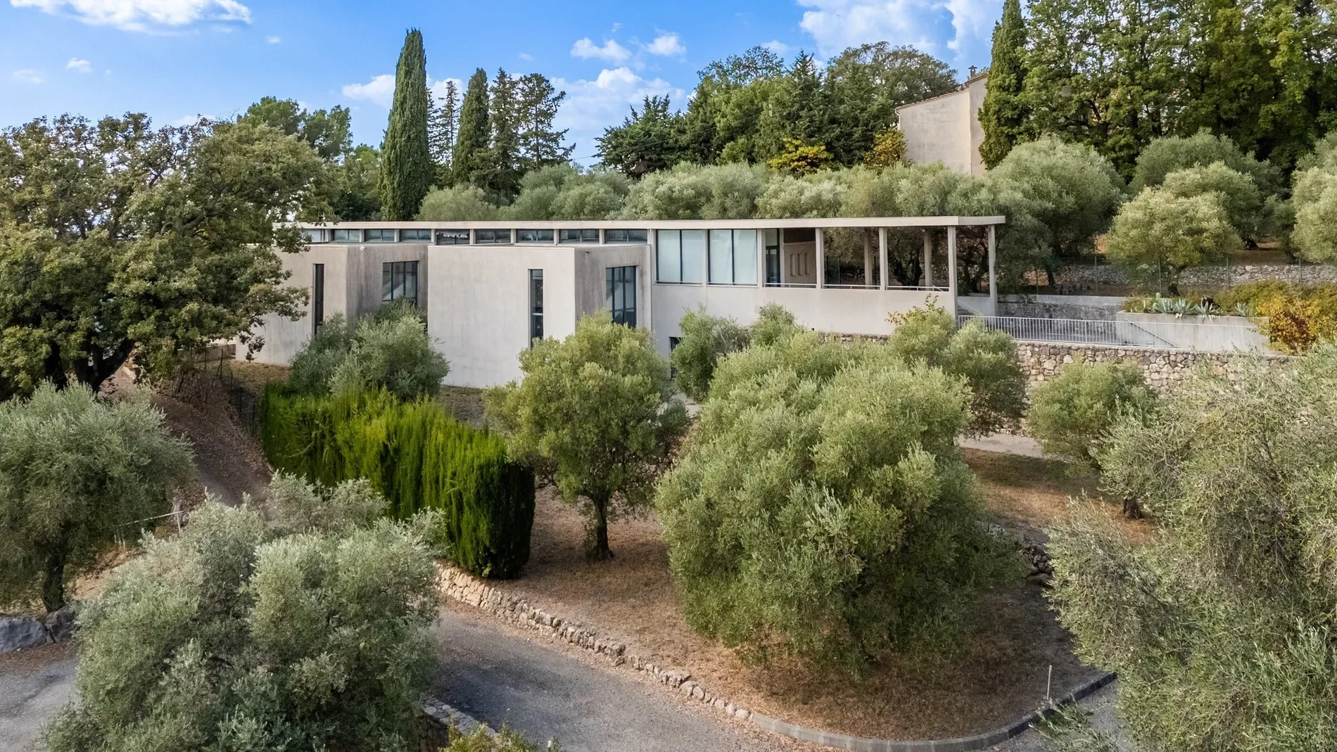 Exterior photo 3