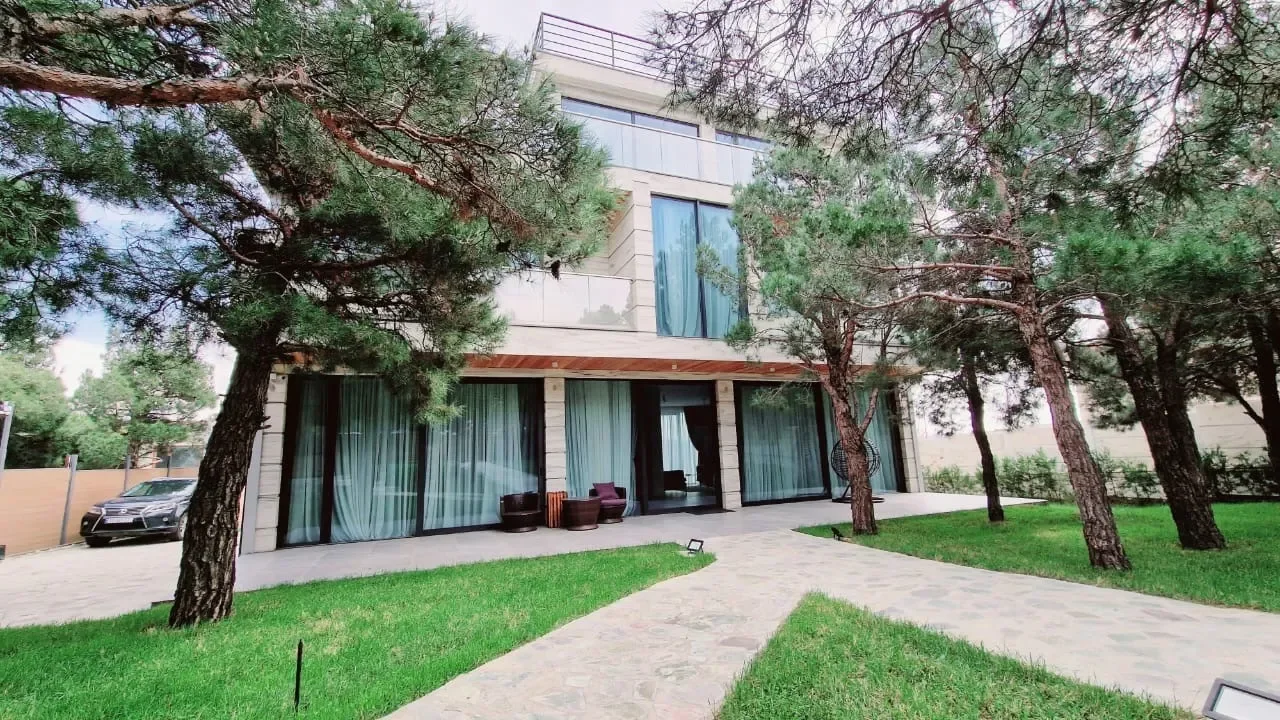 Exterior photo 4