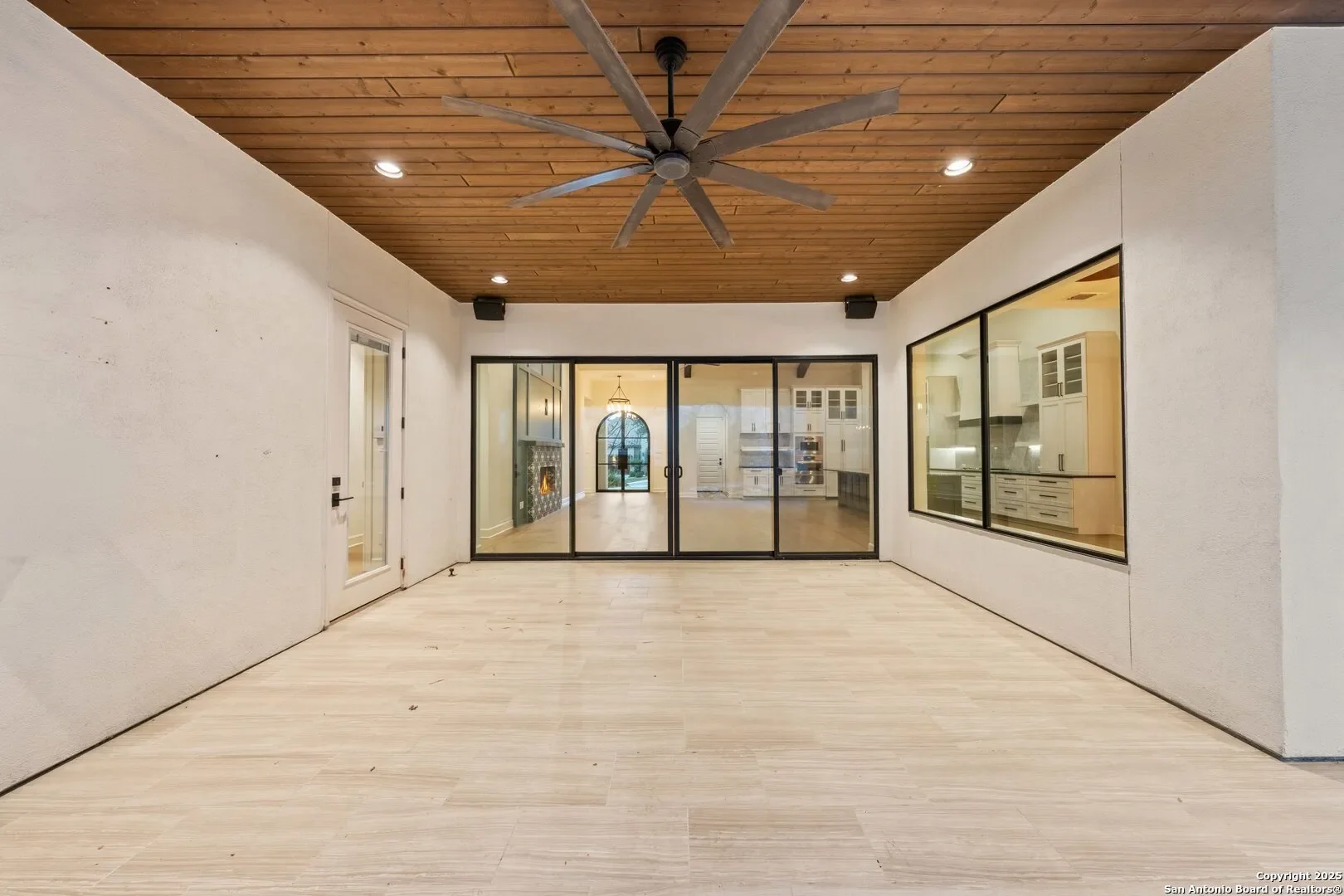 Exterior photo 4